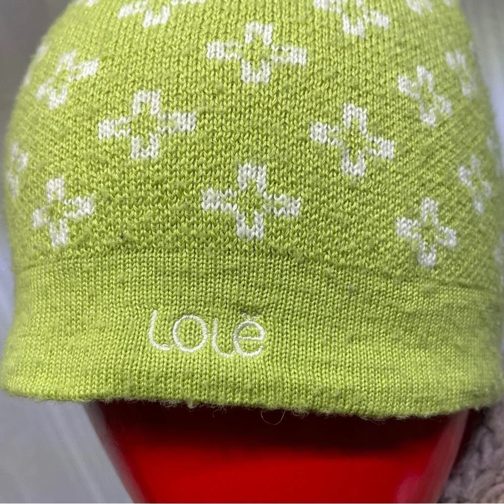 Like green and cream color toque good condition